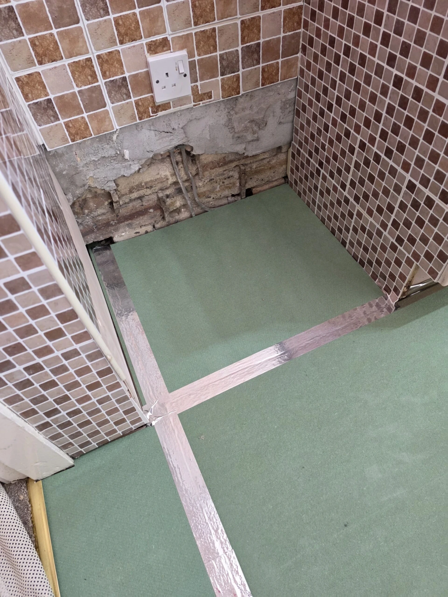 Laminate Flooring Replacement and Skirting Board Installation — work in progress photograph